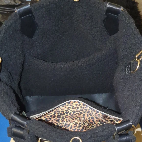 G.I.L.I Reversible Sherpa Tote Black Bag / Matching Sherpa Pouch Asking Only $45 - Picture 9 of 13